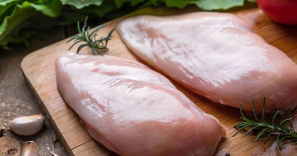 Embora não apresente risco de consumo, a carne do frango deve estar bem cozida para evitar problemas com a gripe aviária em organismo humano (Foto Reprodução/Metrópoles)