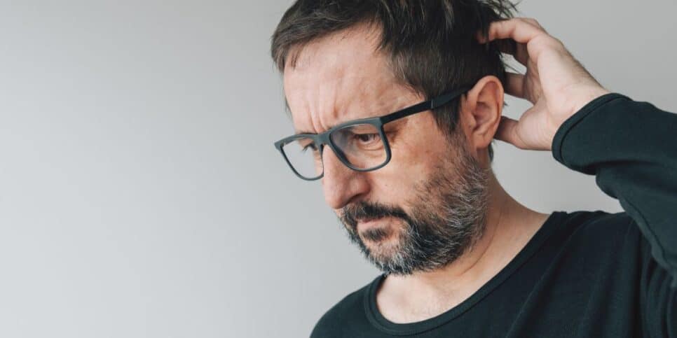 Homem com a mão na cabeça (Foto: Canva)