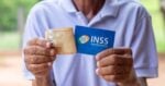 Homem segurando notas de cinquenta reais e cartão do INSS (Foto: Reprodução / Jeane De Oliveira)