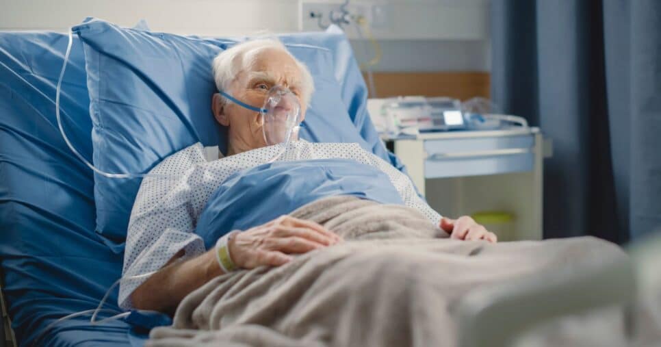 Idoso em cama de hospital (Foto: Canva)