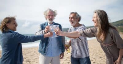 Idosos comemorando (Foto: Canva)