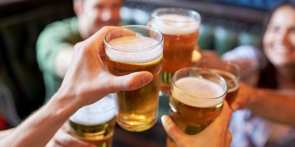 Ilustração pessoas em bar (Foto: Canva)