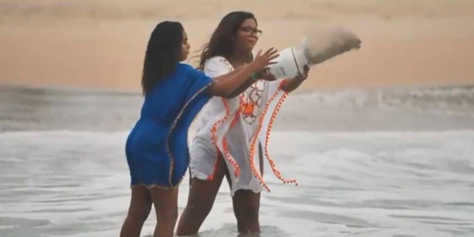 Laura e Maria jogam cinzas de Glória Maria no mar (Foto: Reprodução / Globo)