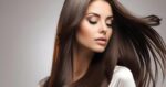 Mulher com o cabelo liso (Foto: Freepik)