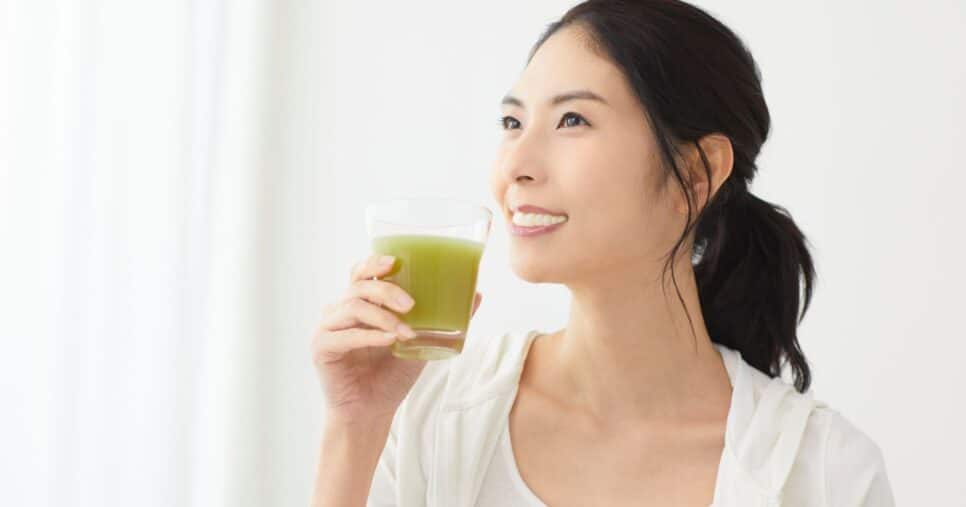 Mulher bebendo suco (Foto: Canva)