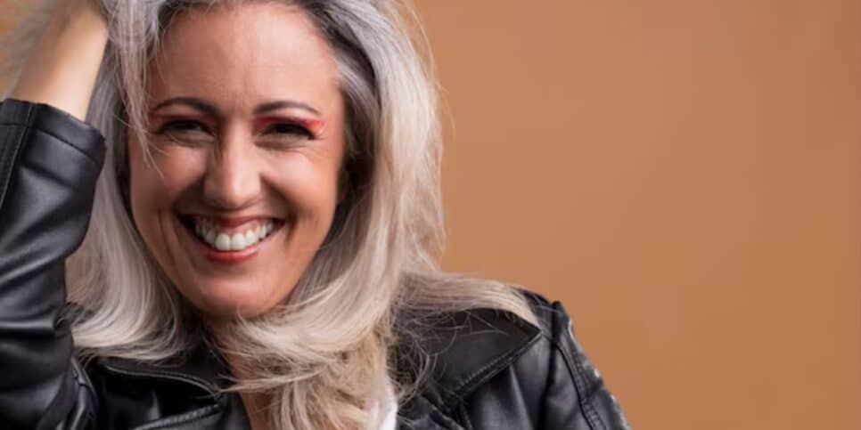 Mulher com o cabelo branco (Foto: Canva)