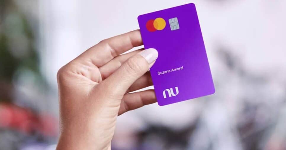 Mulher segurando cartão do Nubank (Foto: Reprodução / site oficial)