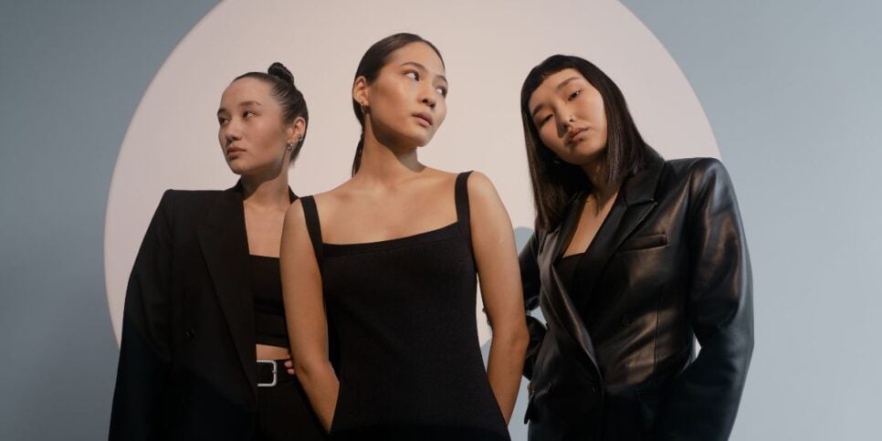 Mulheres com roupas pretas (Foto: Canva)