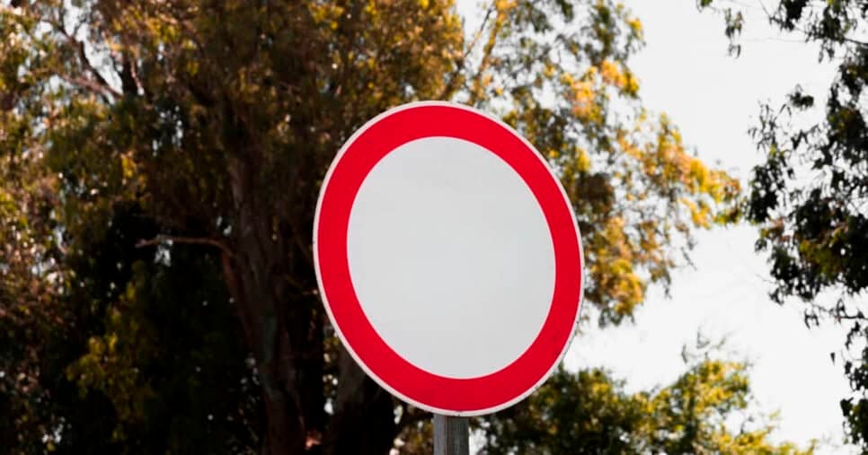 Nova Placa com círculo vermelho e branco (Foto: Reprodução)