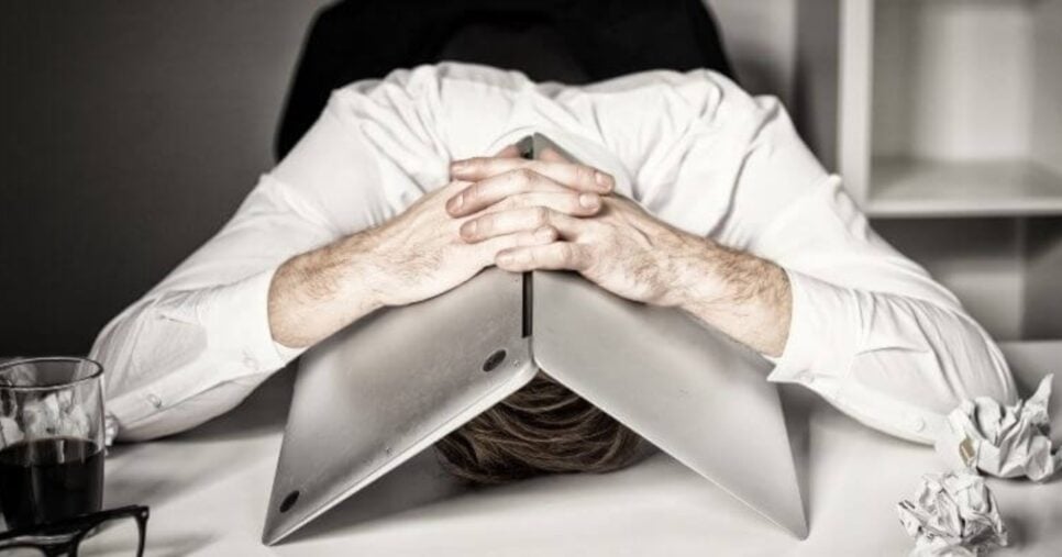 O burnout é caracterizado pela exaustão física e emocional causada pelo estresse relacionado ao trabalho (Foto: Reprodução/ Internet)