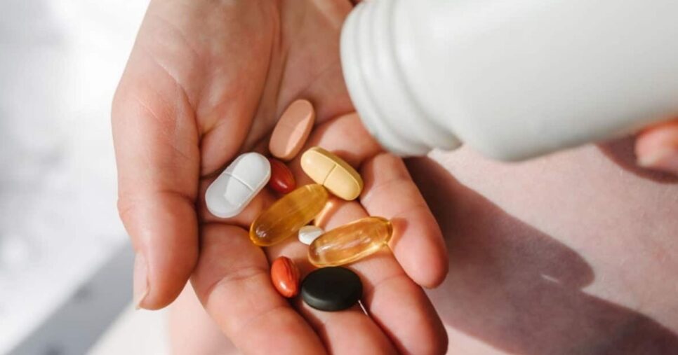 ANVISA proíbe 13 suplementos alimentares (Foto Reprodução/Freepik)
