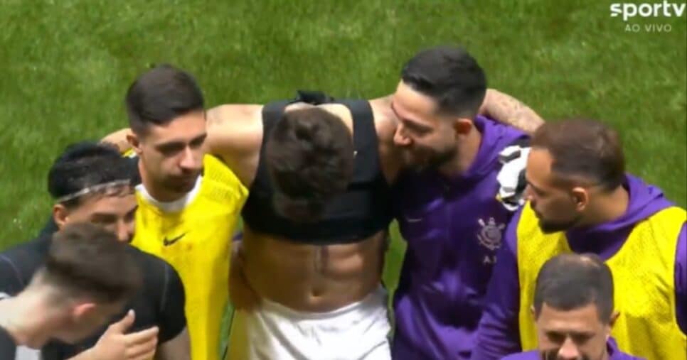 Yuri Alberto saiu carregado do jogo contra o Atlético-MG (Foto: Reprodução/ SporTV)