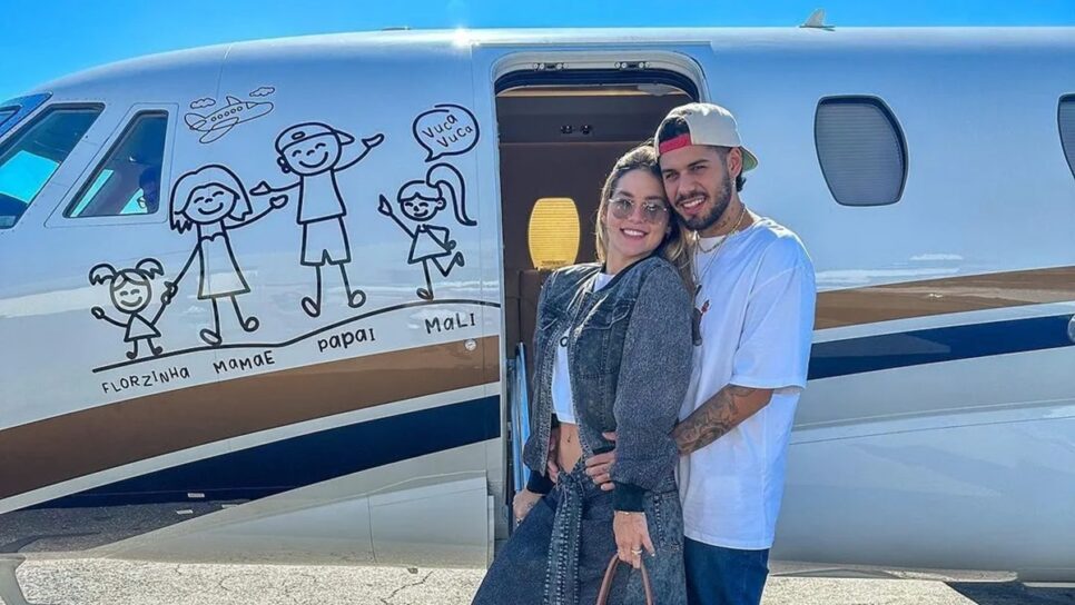 O ex-casal em frente a aeronave da família (Foto: Reprodução/ Instagram)