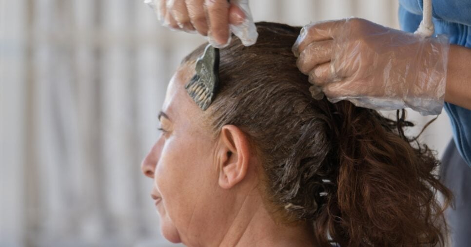 Receita com limão e +4 ingredientes traz FIM do cabelo branco - (Montagem / TV FOCO)