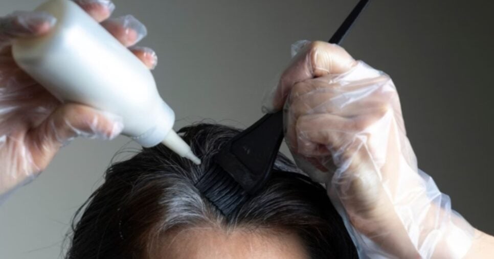 Óleo natural escurece até a raiz do cabelo branco sem tinta - Foto; Internet