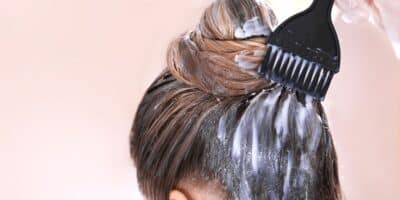 Fim do cabelo grisalho com tinta de 1 ingrediente (Reprodução: Canva)