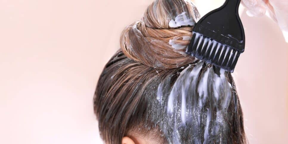 Fim do cabelo grisalho com tinta de 1 ingrediente (Reprodução: Canva)