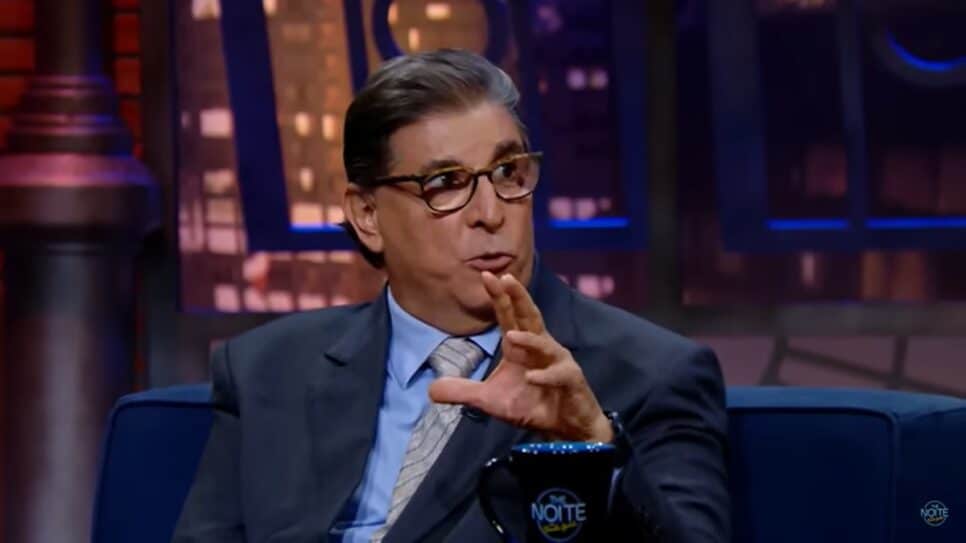 Jornalista deu as caras no The Noite, aos 70 anos, e expõe como está vivendo em 2025 (Foto: Reprodução/ SBT)