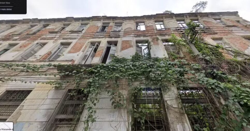 Foto de 2024 mostra a lateral do casarão que desabou — Foto: Reprodução