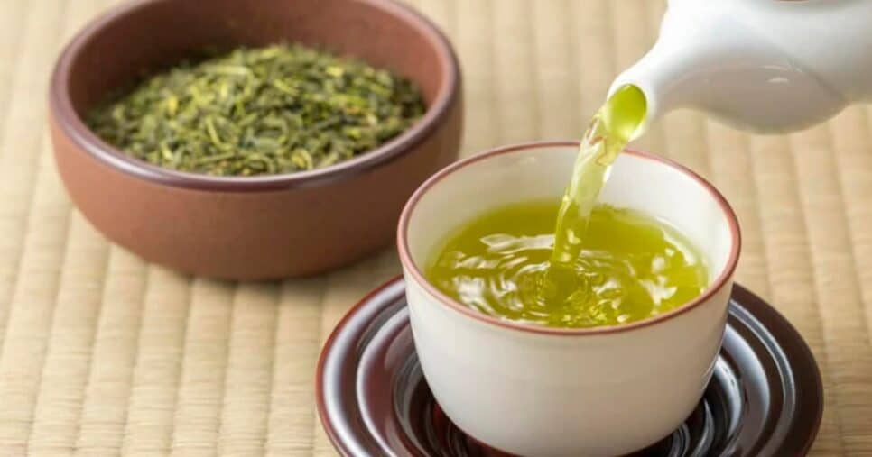 Chá anti-inflamatório acaba com gases e reduz a gordura da barriga - Foto: Montagem