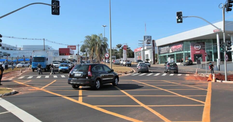 Semáforo em cruzamento complicado