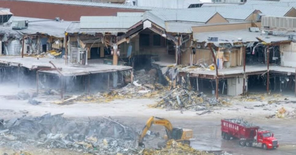 Imagens de demolição do shopping (Foto Reprodução/Facebook)