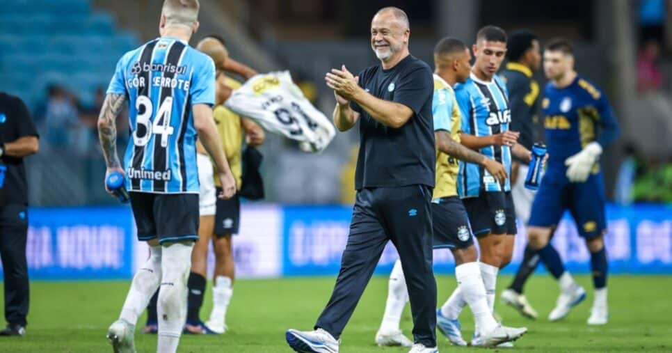 Elenco do Grêmio e Mano Menezes - Foto: Cristiano Oliveski/GFBPA