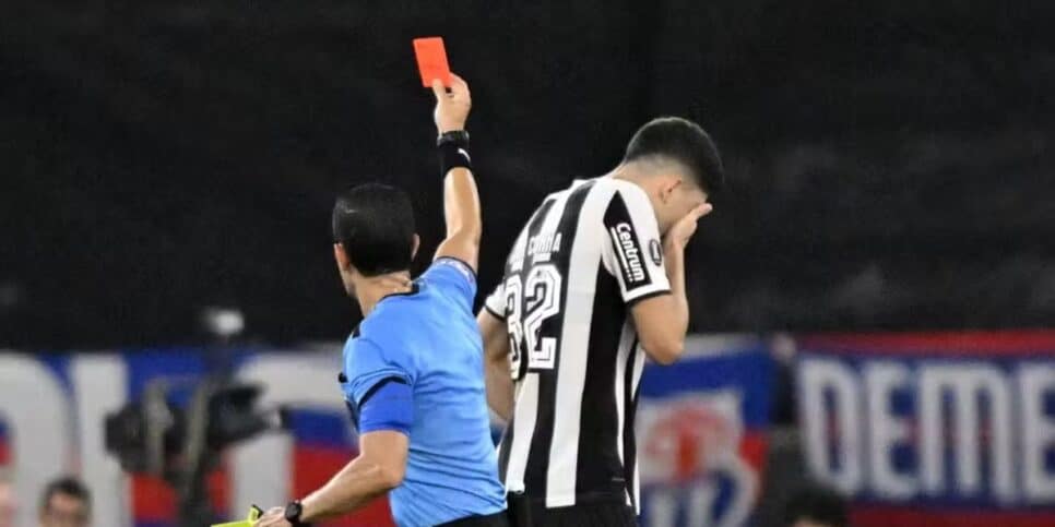 Momento da expulsão de Jair no jogo do botafogo (Reprodução: Paramount+)
