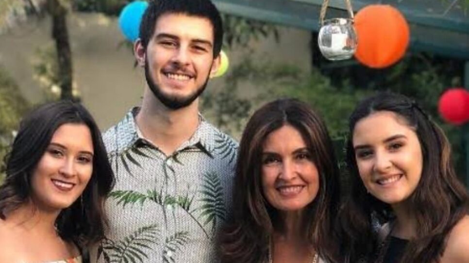 A apresentadora com os trigêmeos (Foto: Reprodução/ Instagram)