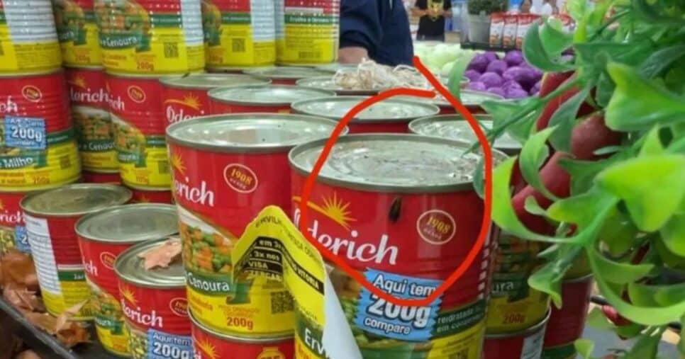 Coco de rato entre as latas de milho (Foto Reprodução/Facebook)