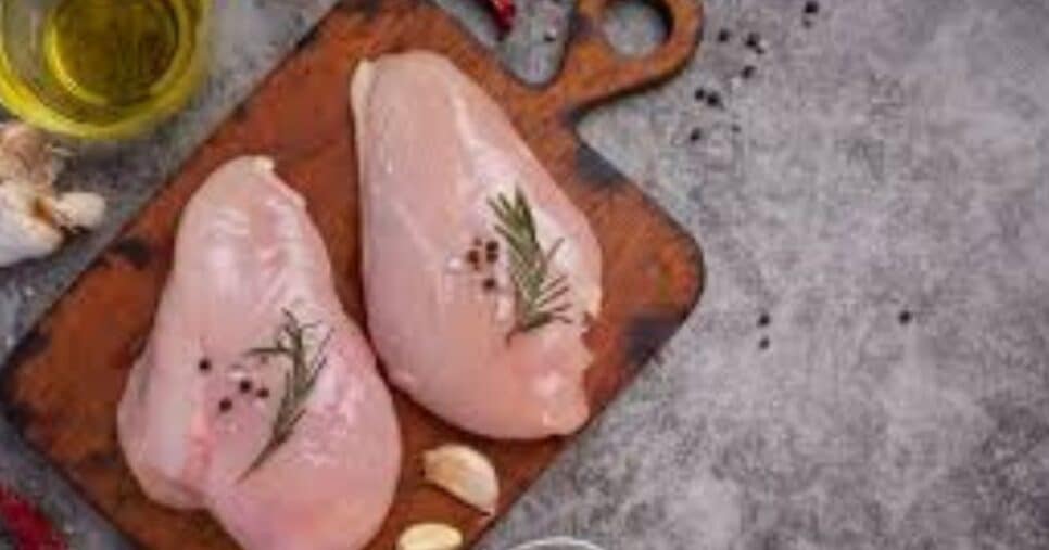 O frango deve estar 100% cozido ou assado para garantir sua segurança no consumo