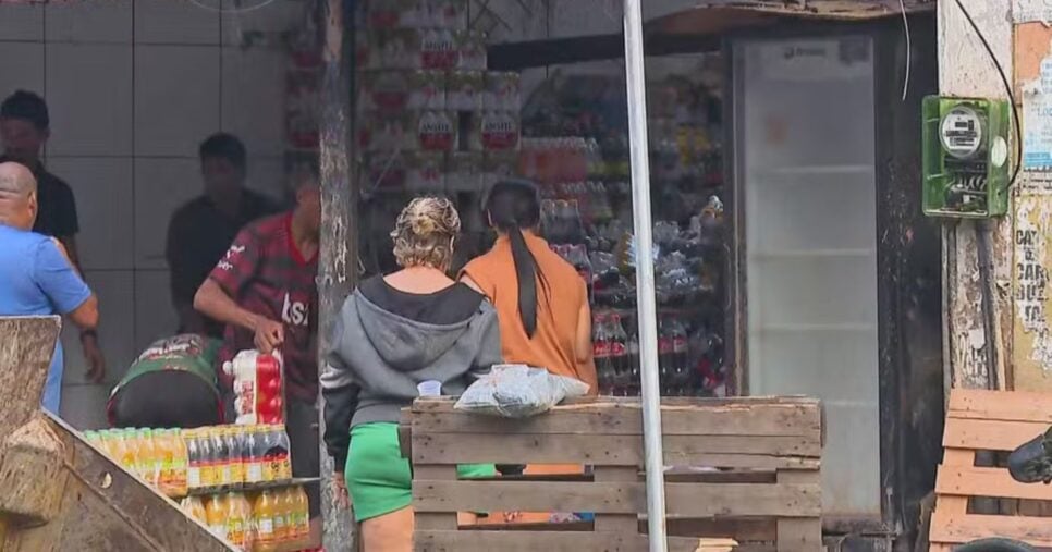 Vizinhos de casarão que desabou retiram mercadorias — Foto: Reprodução/TV Globo