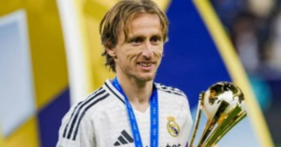 Luka Modric com a taça da Intercontinental (Foto: Ahmed Alsaidi/Eurasia Sport Images/Getty Images)