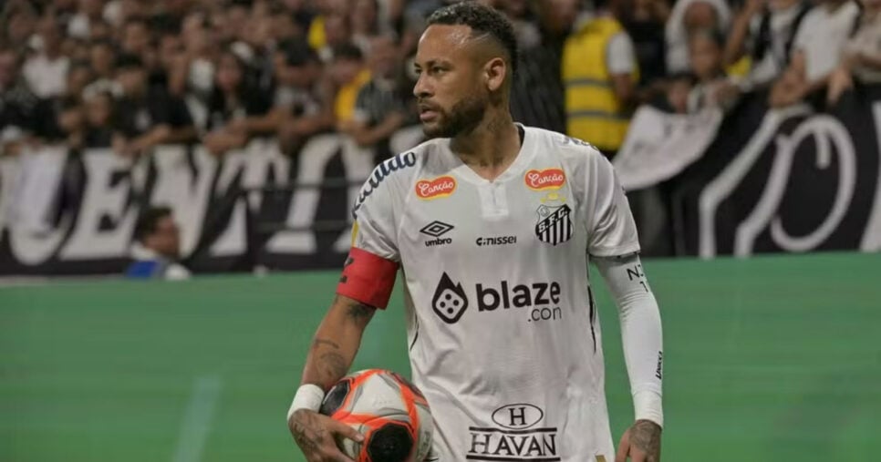 Rasteira no Santos: Neymar vira reforço no Corinthians (Foto: Nelson Almeida/AFP)
