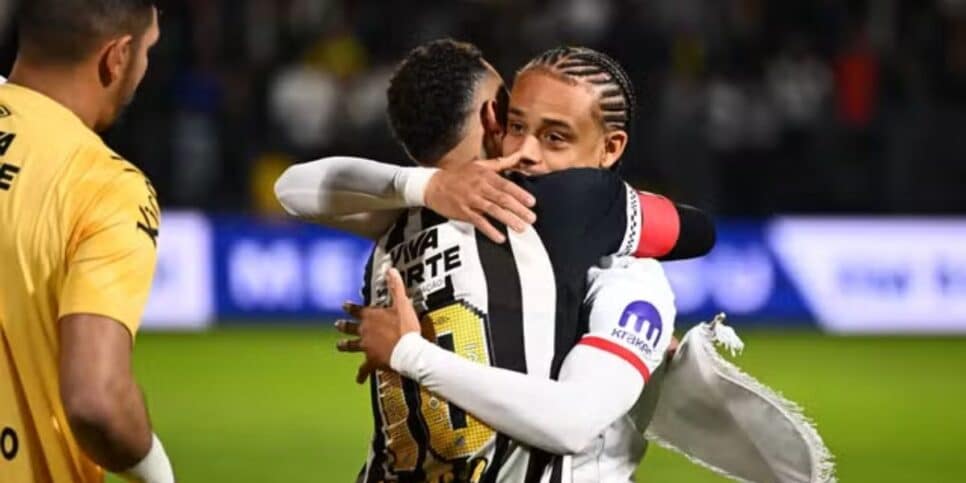 Neymar e Xavi Simons se abraçando (Reprodução: X)