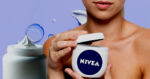 Cinco hidratantes, incluindo nº1 da Nivea, deixa a pele radiante e cheirosa por mais tempo (Foto Reprodução/Montagem/Lennita/Tv Foco/Canva)