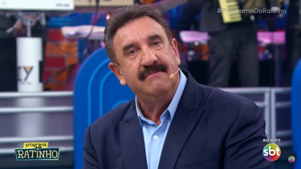 Ratinho paralisa seu programa e expõe indignação (Foto: Reprodução/ SBT)