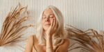 Mulher 50+ longe das rugas (Reprodução: Canva)