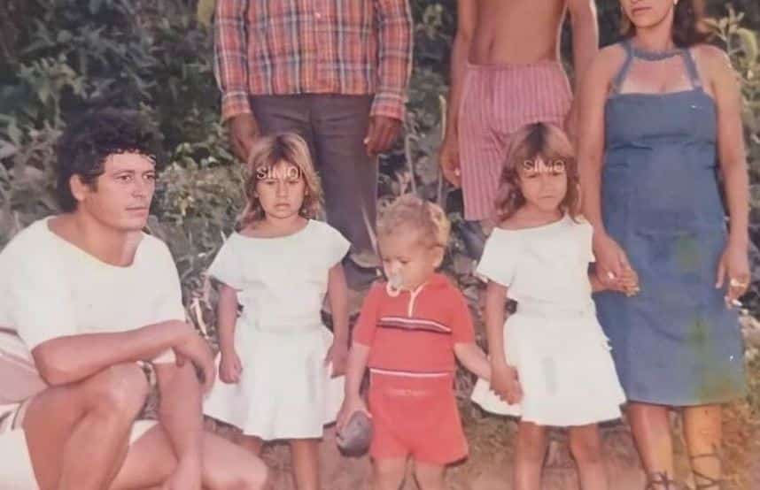 Simone Mendes ao lado da família na infância (Foto Reprodução/YouTube)