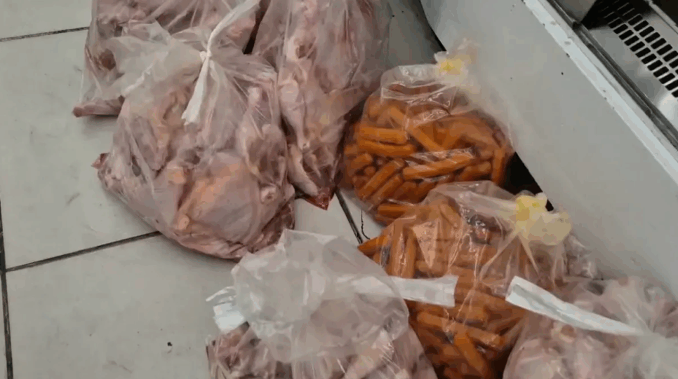 Carnes apreendidas (Foto Reprodução/A Tribuna)