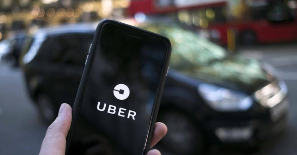 Aplicativo Uber e carro (Foto: Reprodução / Internet)