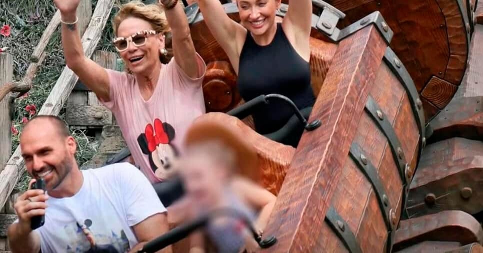 Deputado Eduardo Bolsonaro (PL), sua mãe, Rogéria Bolsonaro, e sua esposa, Heloísa Bolsonaro, durante viagem à Disney (Foto: heloisa.bolsonaro via Instagram)