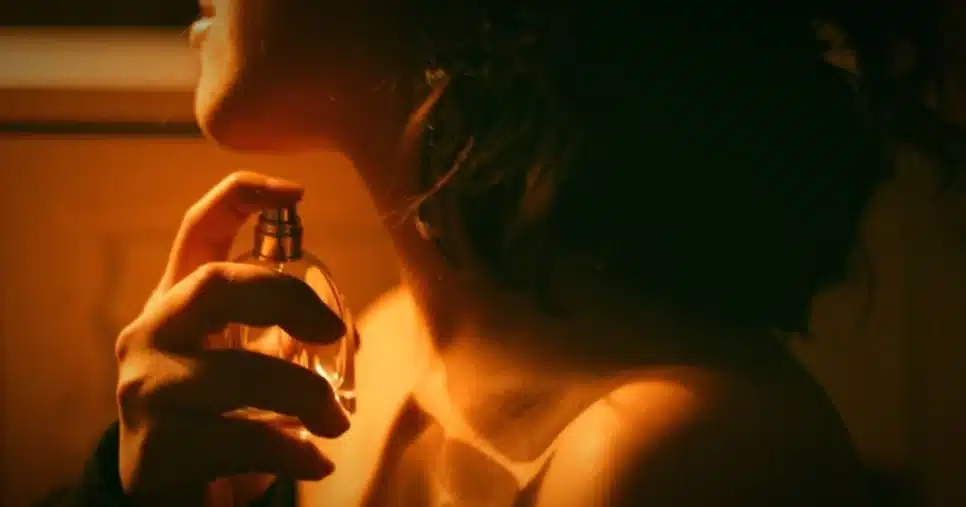 Como fazer o perfume grudar na pele (Foto: Reprodução)