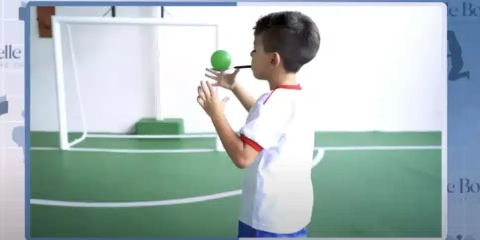 Equilibrando a bolinha (Foto: Reprodução / YouTube)