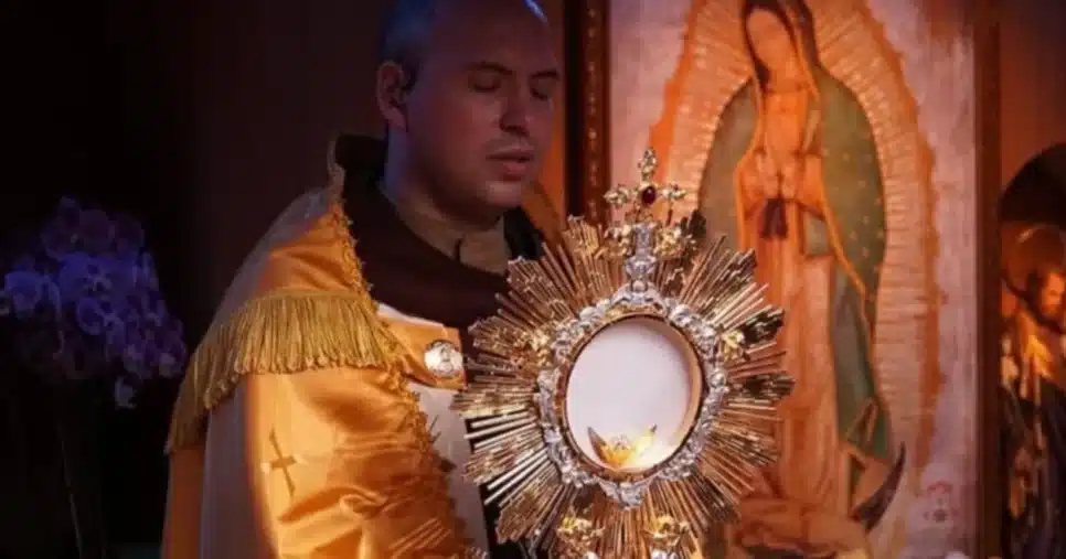 Frei Gilson realizando Oração na madrugada (Foto: Reprodução)