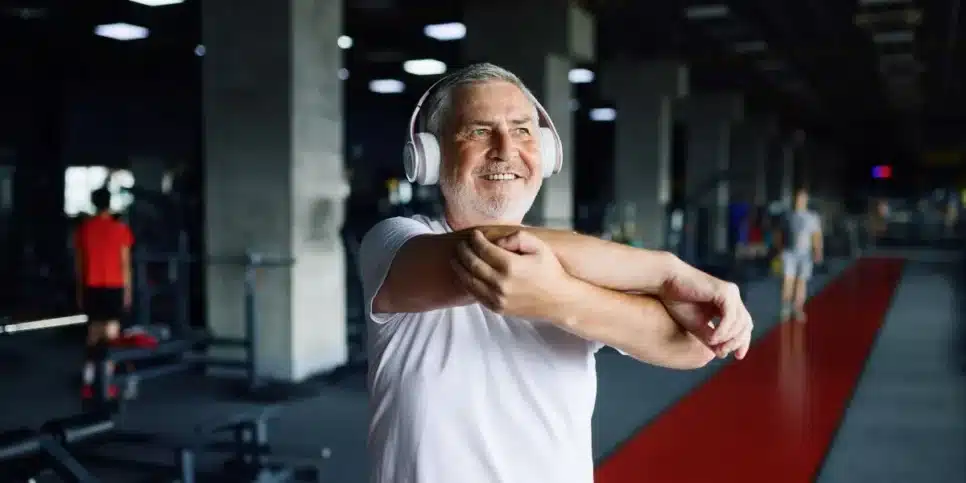 Homem em academia (Foto: Canva)