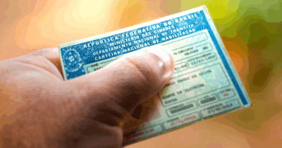 Homem segurando a CNH (Foto: Freepik)