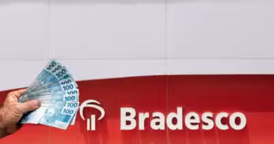 Homem segurando notas de cem reais e Bradesco (Fotos: Canva / Shutterstock)