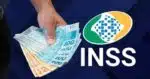 Homem segurando notas de real e logo do INSS (Fotos: Reproduções / Canva / Internet)