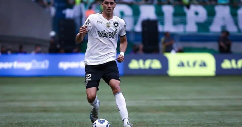 Jair Cunha, jogador do Botafogo (Foto: Fabio Giannelli/AGIF)